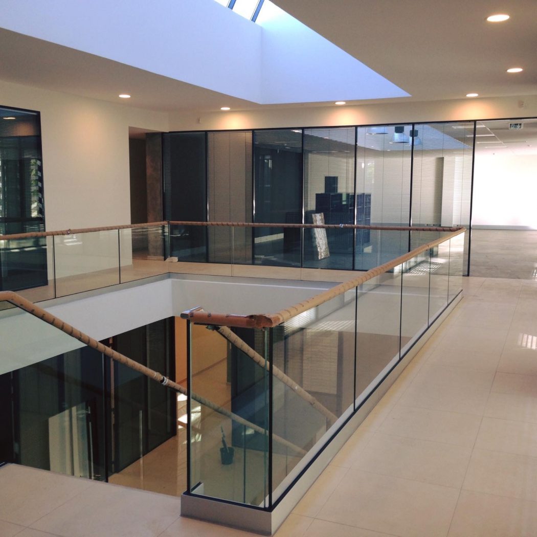 nettoyage-de-vitres-pour-bureau-et-hangar-a-aix-en-provence-13-87.jpg